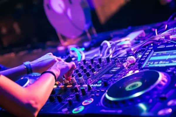 Hochzeits-DJ mit Musikpaket und Lasershow