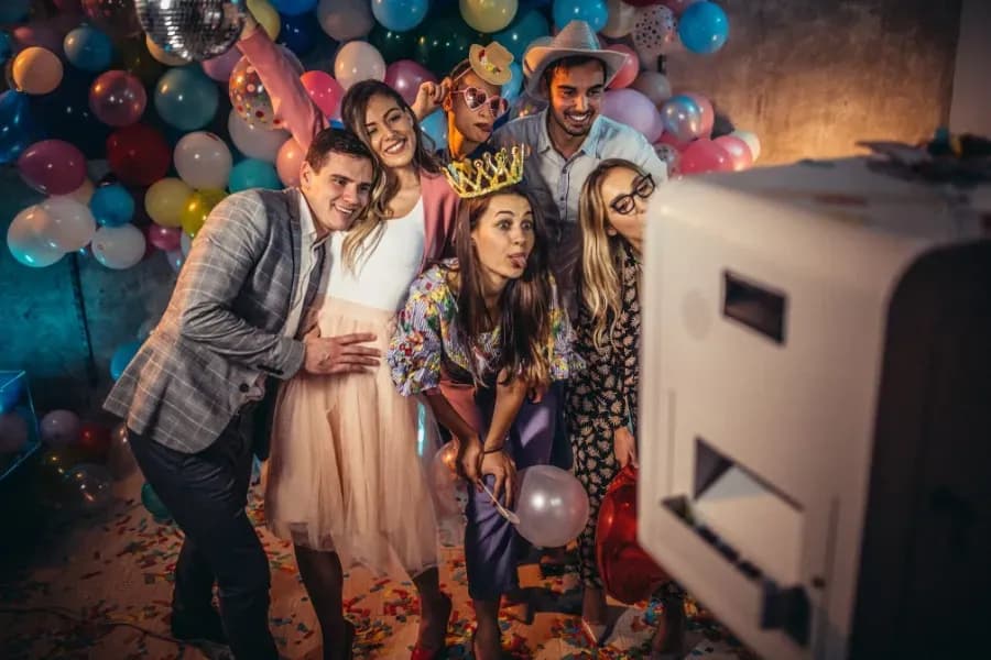 DJ mit Fotobox und Lichtshow für jede Party