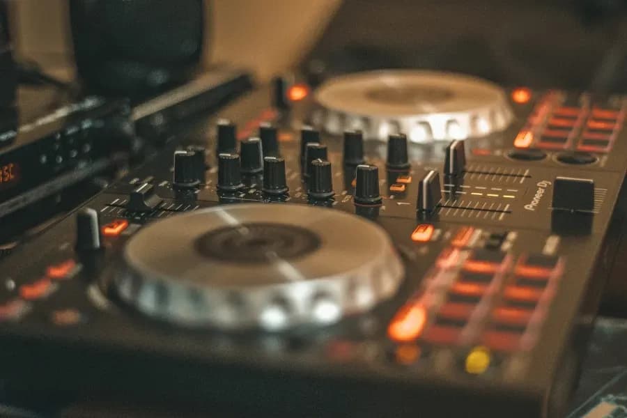 DJ für Party und Hochzeit mit Komplettpaket