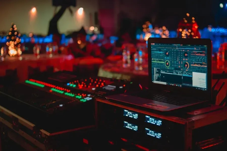 DJ für Firmenfeier in Delmenhorst mit Fotobox und Showeffekten